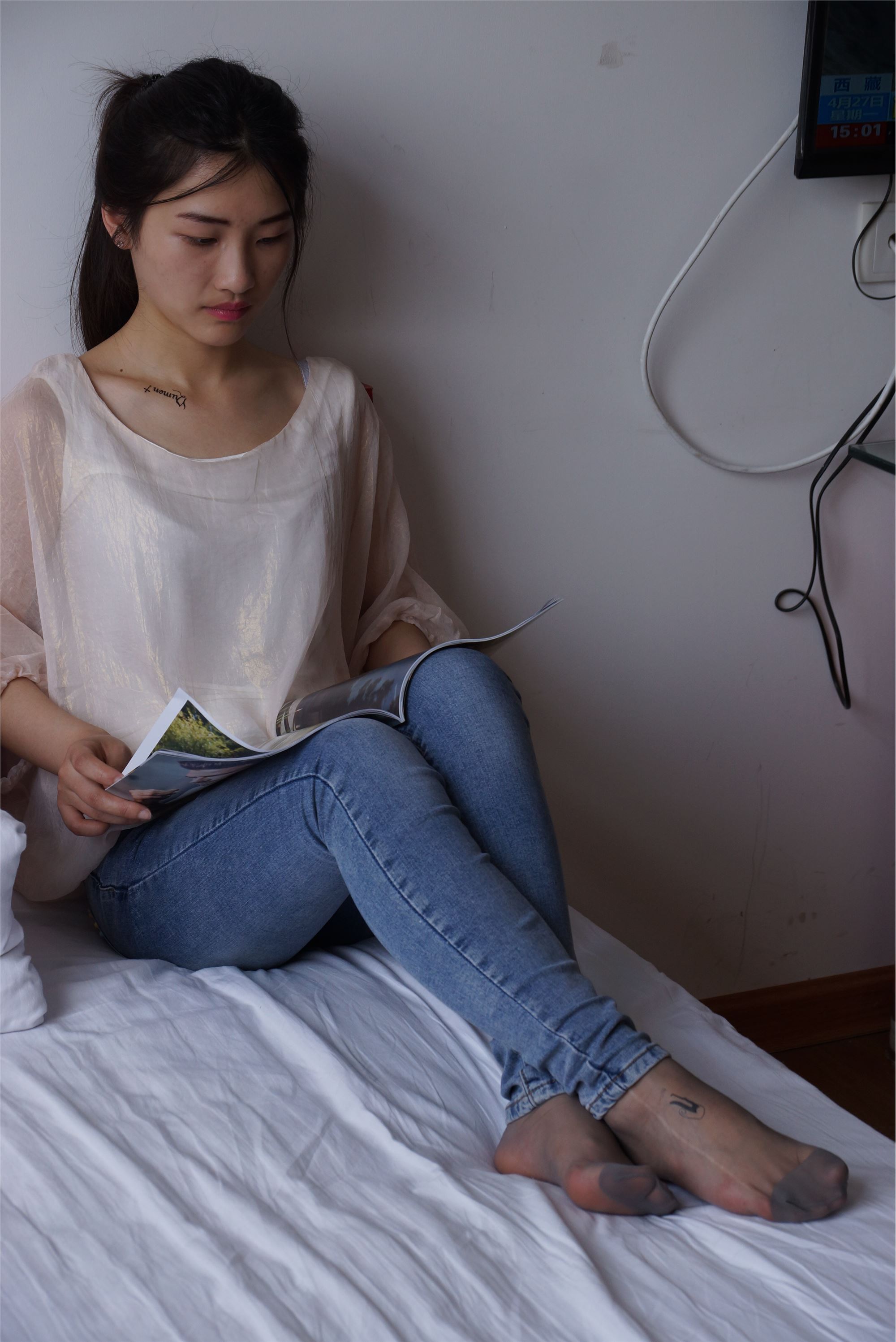 自由摄影 No.005 惬意的周末经典短灰丝陪你看看书